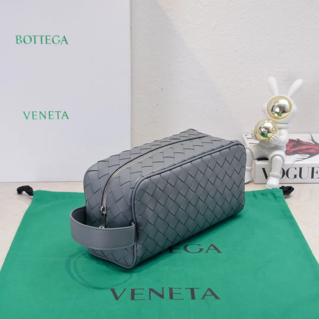 Batch 1280 BOTTEGA VENETA 2024 new INTRECCIATO classic toiletry bag, the choice of discerning people. The low-key luxury quality is the interpretation of its brand. If you like low-key BV, it is the first choice~~ Style number: 7799 Size: 26*13*10cm